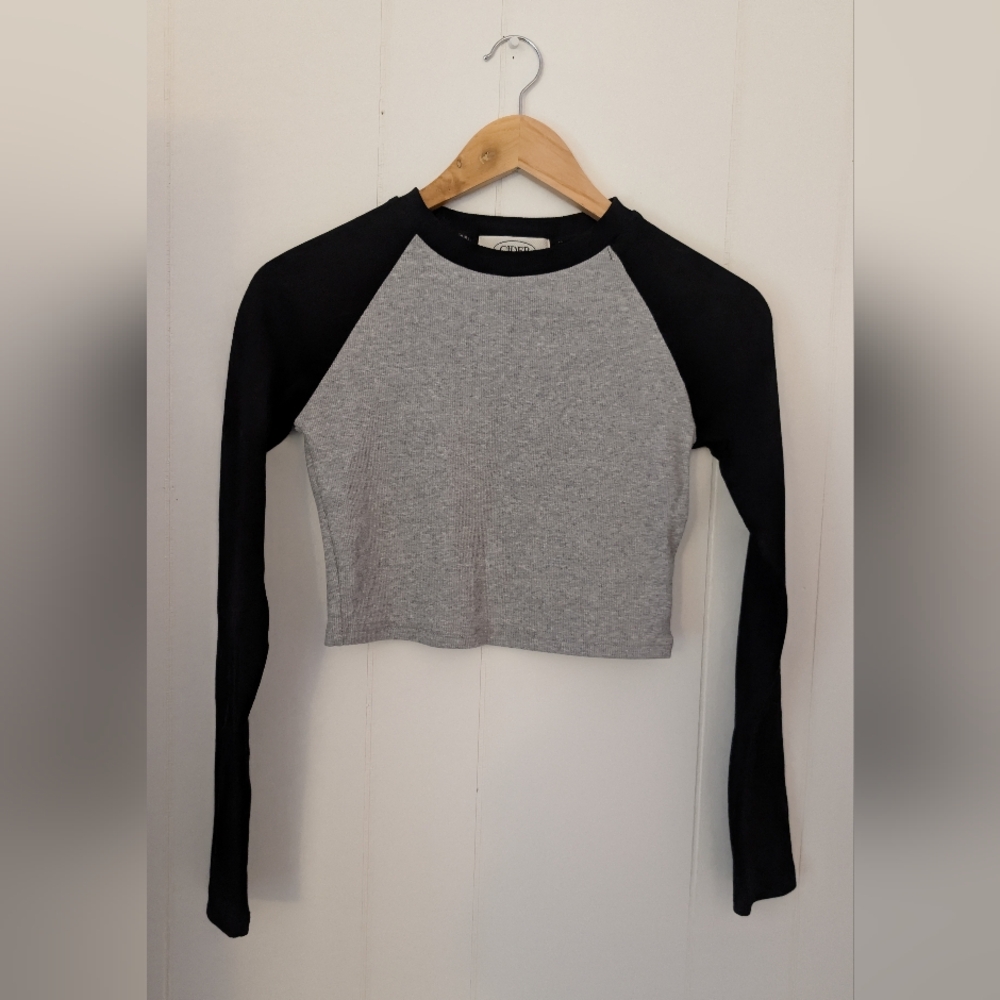 🩷 5/$25 - Cider Black and Gray Long Sleeve Crop Top